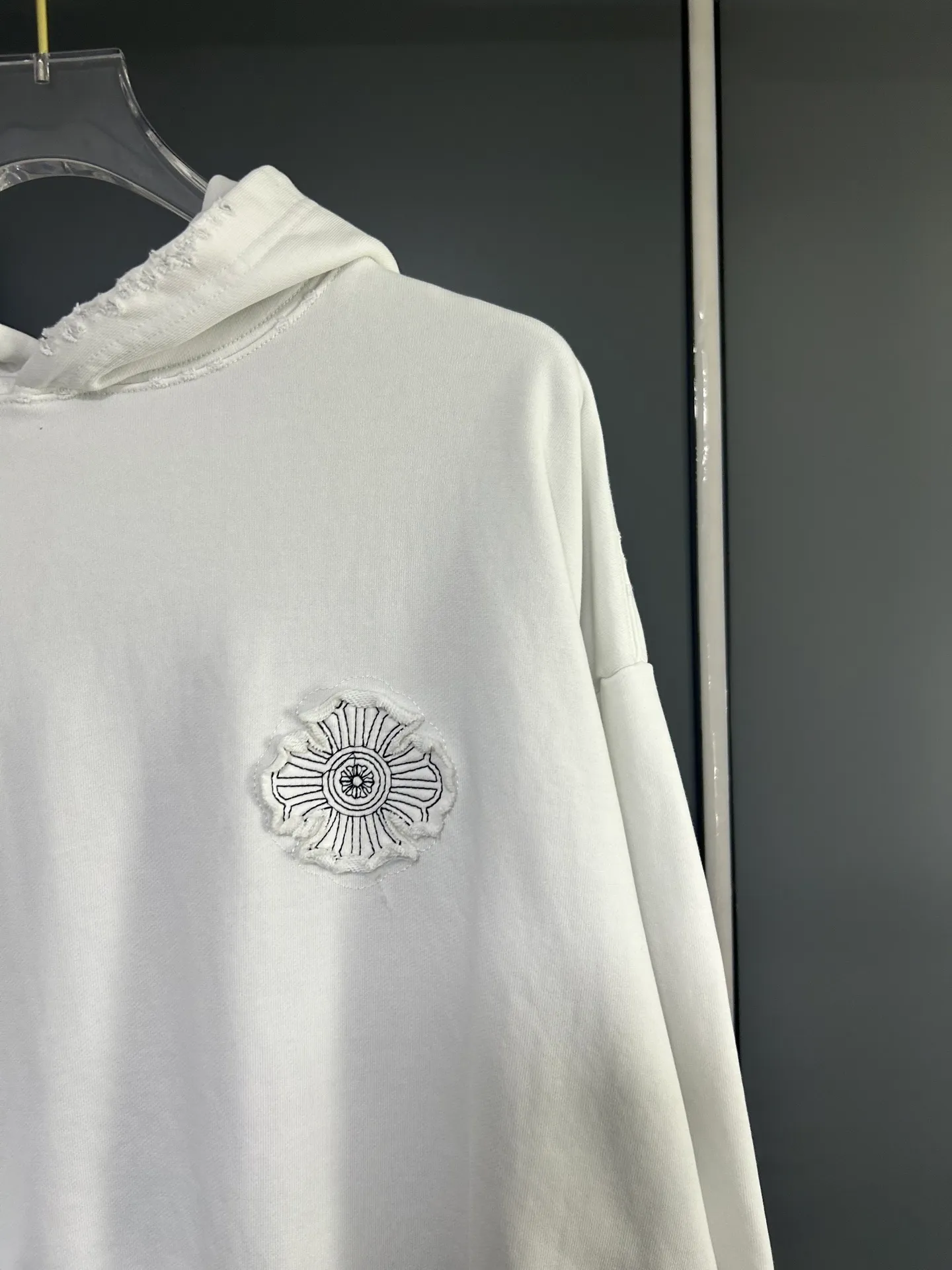 P310 𝗖𝗵𝗿𝗼𝗺𝗲 𝗛𝗲𝗮𝗿𝘁𝘀/Cro Heart 2025 Cross Patch Embroidery Summer New Original Single Counter American Acid Washed Distressed Laser Burnt Patch Embroidery Couple Casual Hooded Sweatshirt 👑The highest version! Customized fabric 440g tripe terry fabric! American acid-washed and distressed original fabric laser burnt ✟appliqué embroidery and exquisite embroidery of letters! The best-selling model at the counter. It is very comfortable to wear. It is low-key yet luxurious. It is very classy when worn. The large size and tailoring are needless to say. The upper body is exquisite and vivid. 👍High-end first-class materials. A truly palace-level product. The cotton from Turkey is of outstanding quality. After heavy washing, the clothes are very soft! Not picky, the upper body is absolutely stylish and extremely luxurious. Auxiliary materials: The original model has been authenticated and labeled ➕100% silk washed with water label. Genuine purchase-grade original hangtag➕matching hanging rope➕3D hanging beads➕original packaging bag. Craftsmanship: The original version has consistent wiring! The highest version of the armhole matching technique! Countless times of pattern making to 100% restore the original appearance! The correct version is the same for men and women, super eye-catching, super good-looking, and super atmospheric! Color: White Black Royal Blue Size, XS S M L